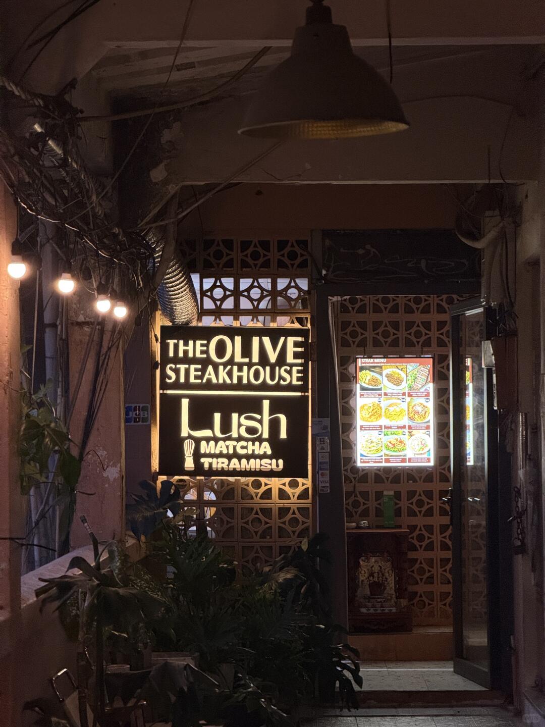 胡志明餐厅在 The Olive Steakhouse 提供价值 700,000 越南盾的餐点（含税费）
