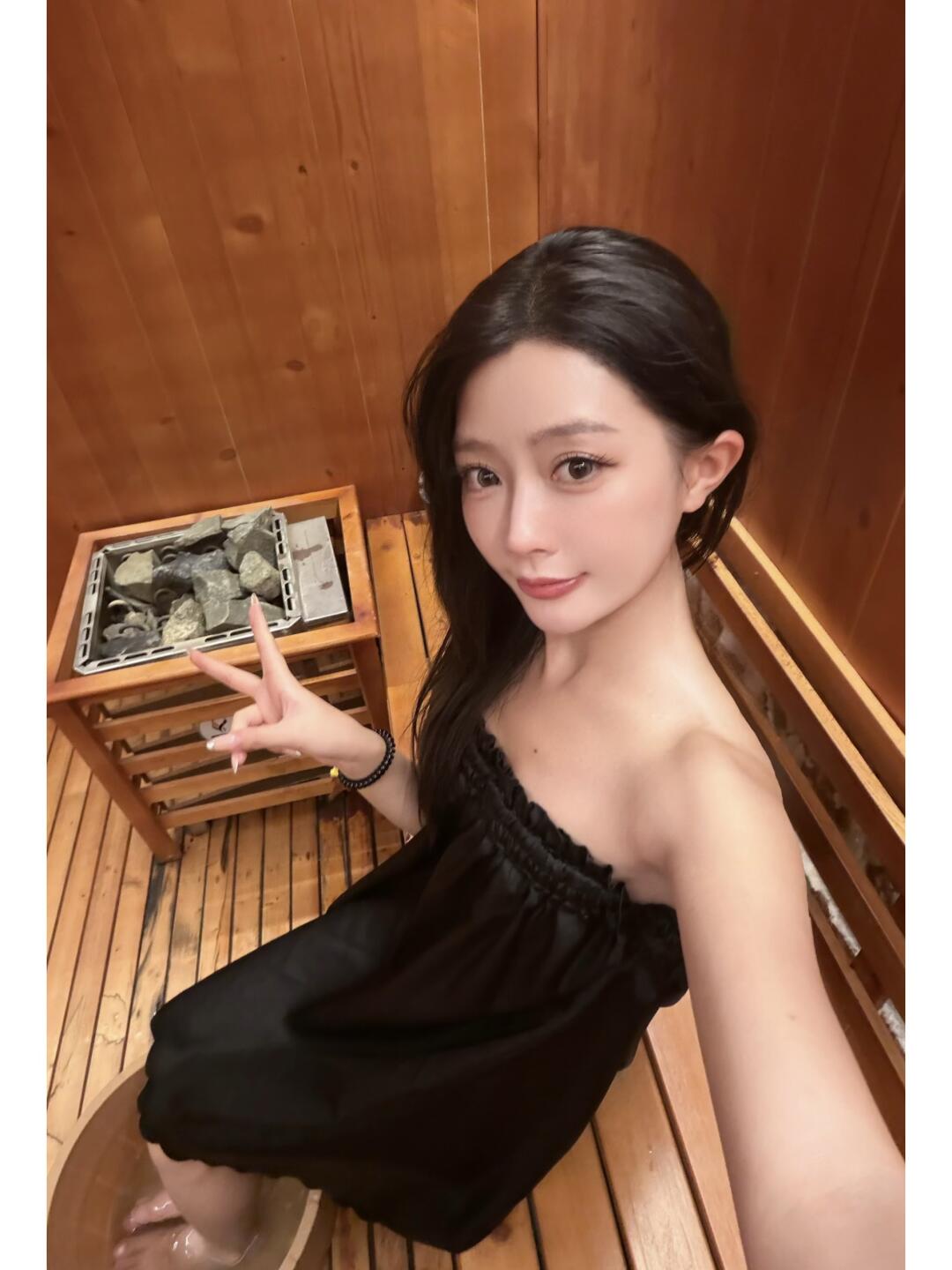 胡志明Ha spa店提供2张体验券：身体按摩 60 分钟 + 洗头 45 分钟 + 桑拿 + 简餐，若一人到店，用一张体验券