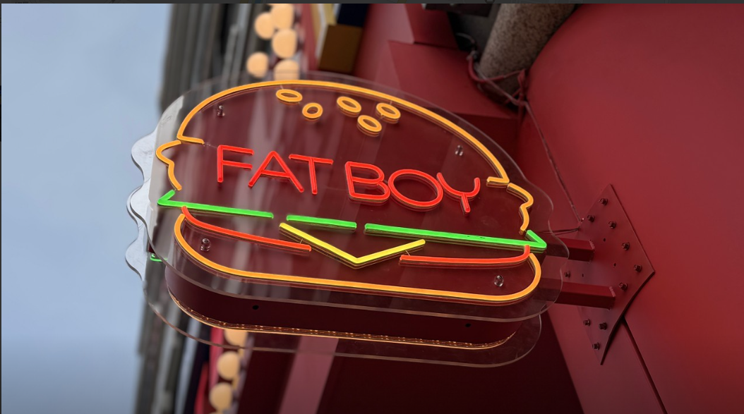 在Hwajeong的Fat Boy Burger提供快速服务，价格为20,000韩元。