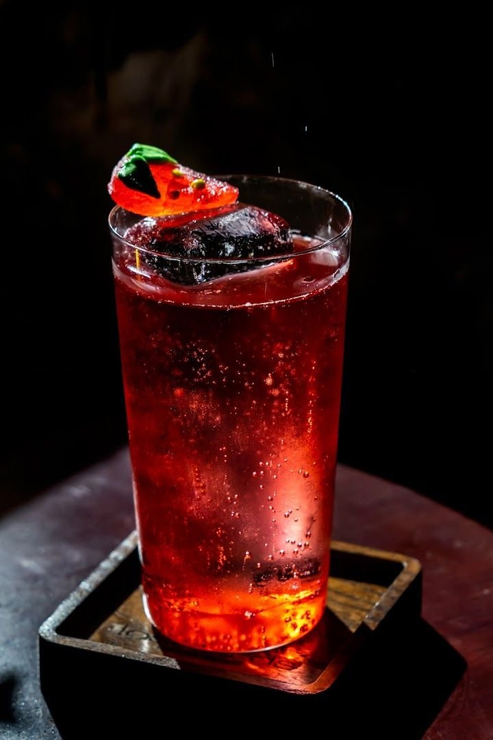 亲临 Lost Birds 酒吧体验，即可获赠一张包含 2 杯鸡尾酒和 1 份小吃的代金券（供 1 人使用）