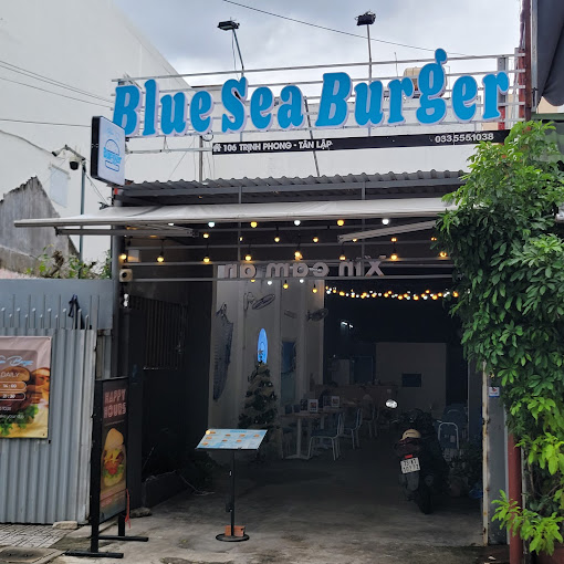 直接到Blue Sea Burger餐厅体验时，可以选择套餐：1个汉堡包、一份薯类食物，再加上一杯饮料