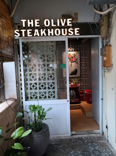 在 The Olive Steakhouse 提供价值 700,000 越南盾的餐点