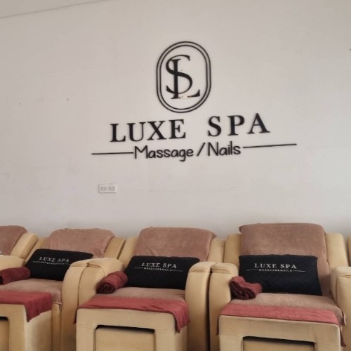 位于富国Luxe Spa店提供2张代金券：60分钟按摩 + 免费接/送（单程），接送范围为 Grand World 内。